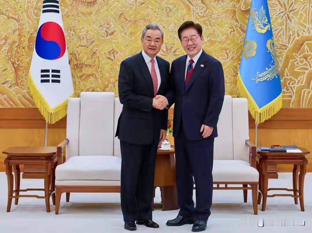 美国人的心里恐怕早就把亲华与反美划等号了，韩国亲华怎么了，美国为什么就见不得中国