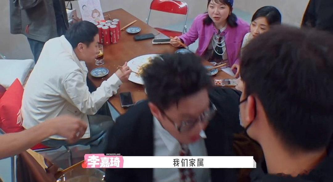 李嘉琦沈月我们是家属李嘉琦沈月一边搂着一边投喂 亲密举动尽显熟络，搂着对方的同时