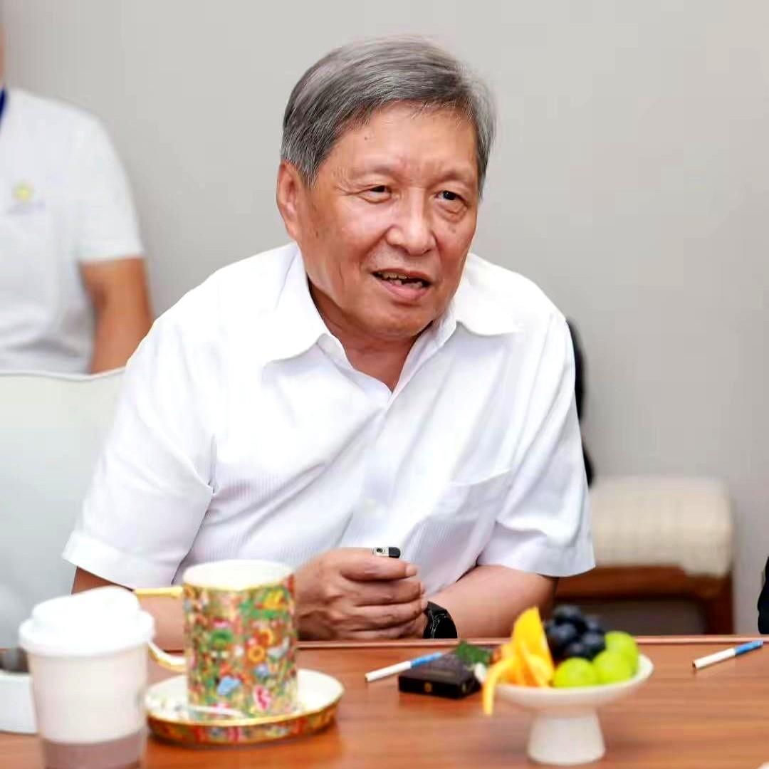 校长在讲台上点烟，你敢不敢管？
今天微博刷到一段偷拍，西安交大王树国校长课前夹根