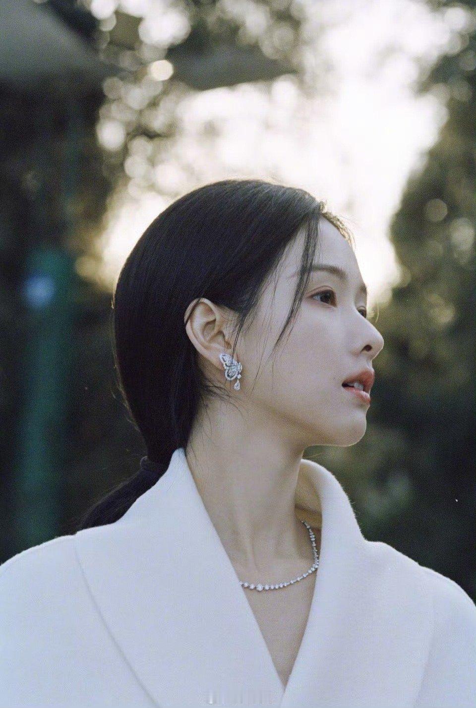 河南春晚有两个陈都灵 两个陈都灵同时出现是什么神仙画面啊，一个温婉一个灵动，对视