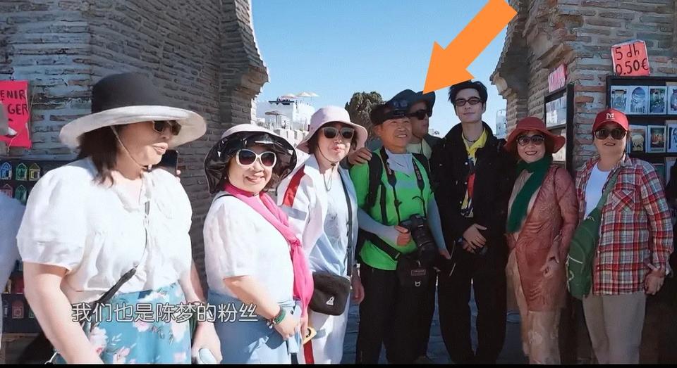 异国一群阿姨瞧见黄晓明
立马围了上来，
哎，让我想不到的是，
随后大叔也围了上来