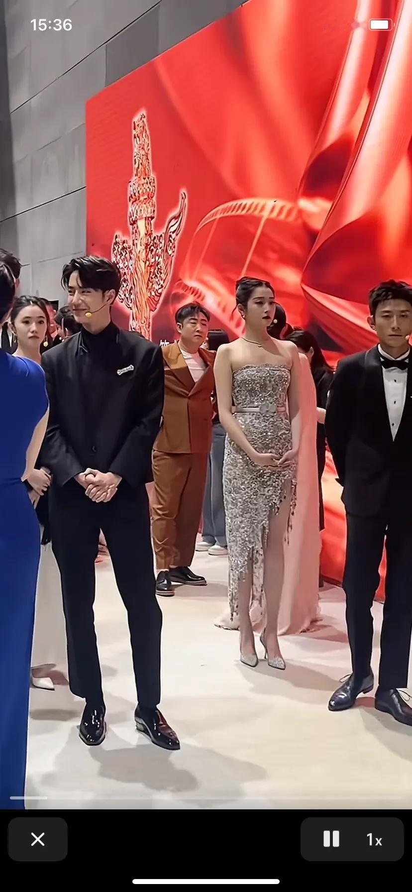朋友发来的春晚彩排现场
幕后的演员们各种状态
为什么有人看着紧张、严肃…
有的人