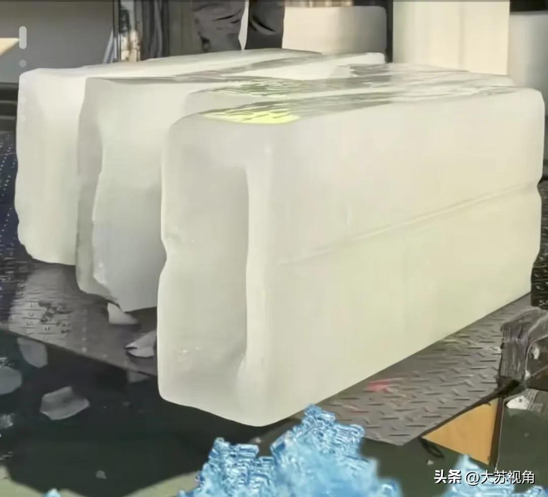 苏超赛场！南京调冰块降温
最近苏超赛事在南京奥体中心热闹开踢，碰上天气炎热，南京