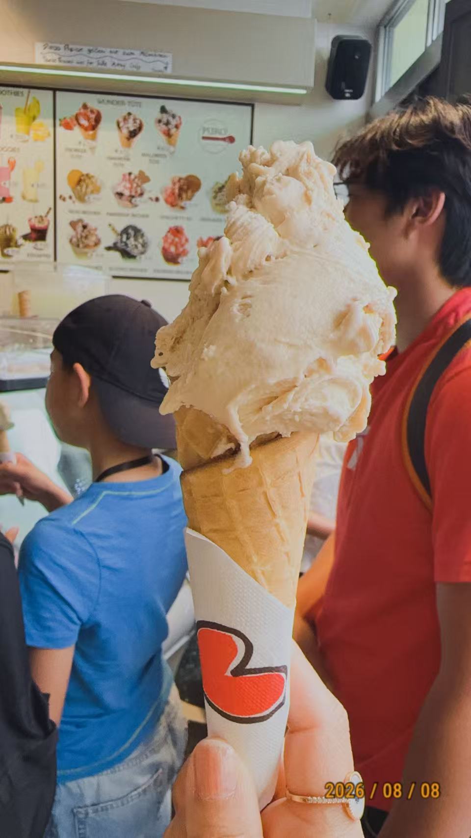 当晚风缓缓掠过黄昏的天际落日洒下柔软细碎的金光我站在喧嚣褪去的人间收集一缕星光，