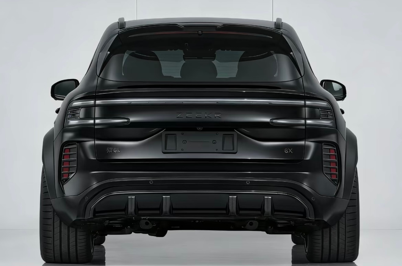 回味了一下昨晚发布的极氪8X 曜影版315胎宽，三电机兆瓦四驱，百公里2.96s