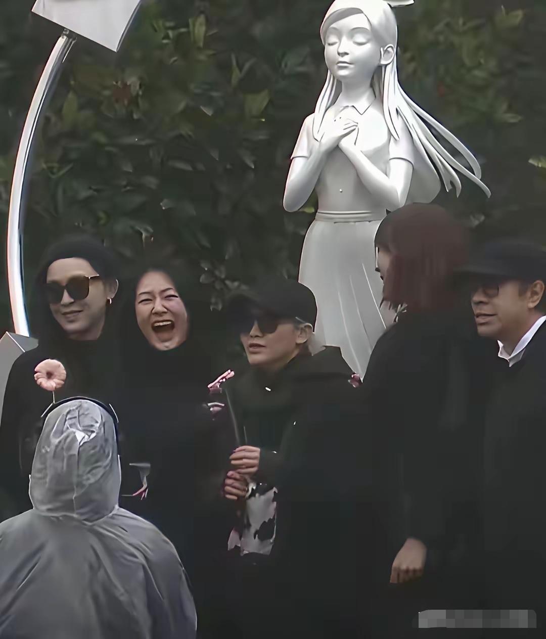 小S没必要刻意大笑吧！虽然姐姐希望你笑着送别，可这笑太假太违心了，比哭还难受。最