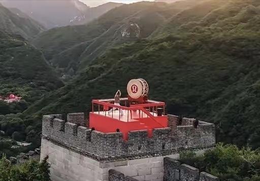 朱一龙长城敲太鼓事件这这几天引发热议。朱一龙到底是否知情，主办方是否知情，不能单