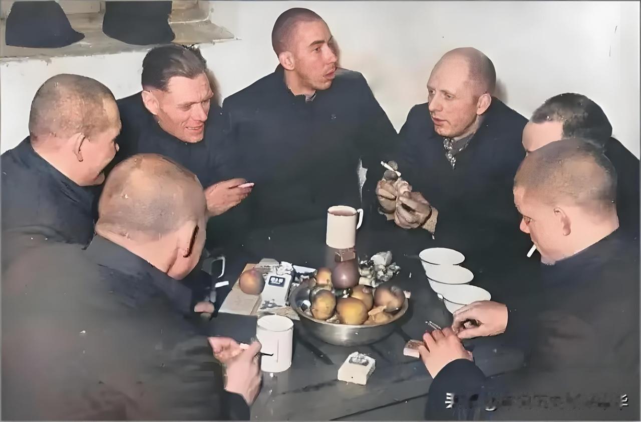 照片上围坐在桌子上谈天说地的美国人是抗美援朝时期，被志愿军俘虏的美军战俘。
这张