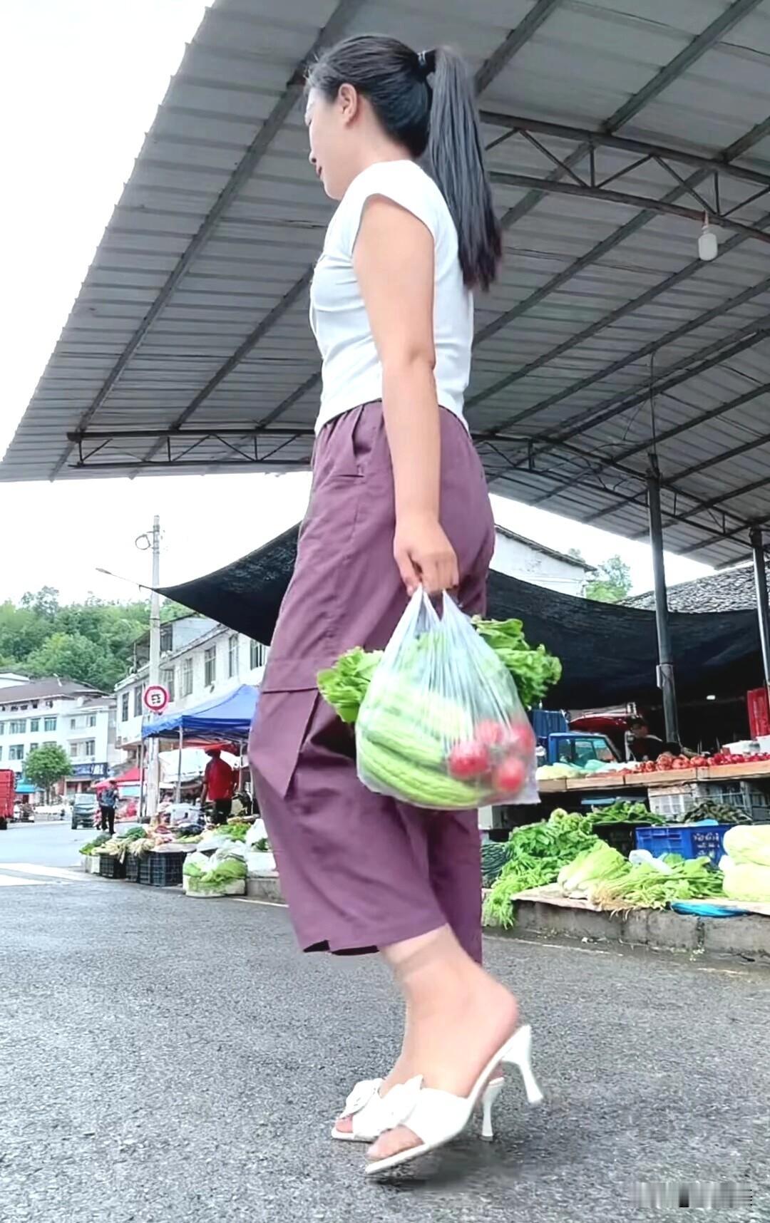 菜场里的美女姐姐。[赞]街角遇上的美女 卖菜女人 
今日遇见之：菜市场偶遇。
 