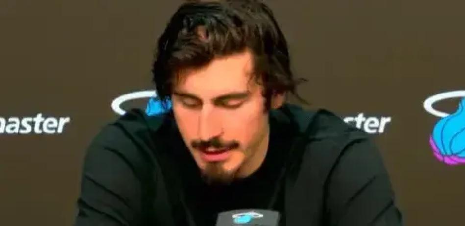 19分+35正负值！20岁小伙把热火打活
 
斯波昨天把约维奇摁进首发，24分钟