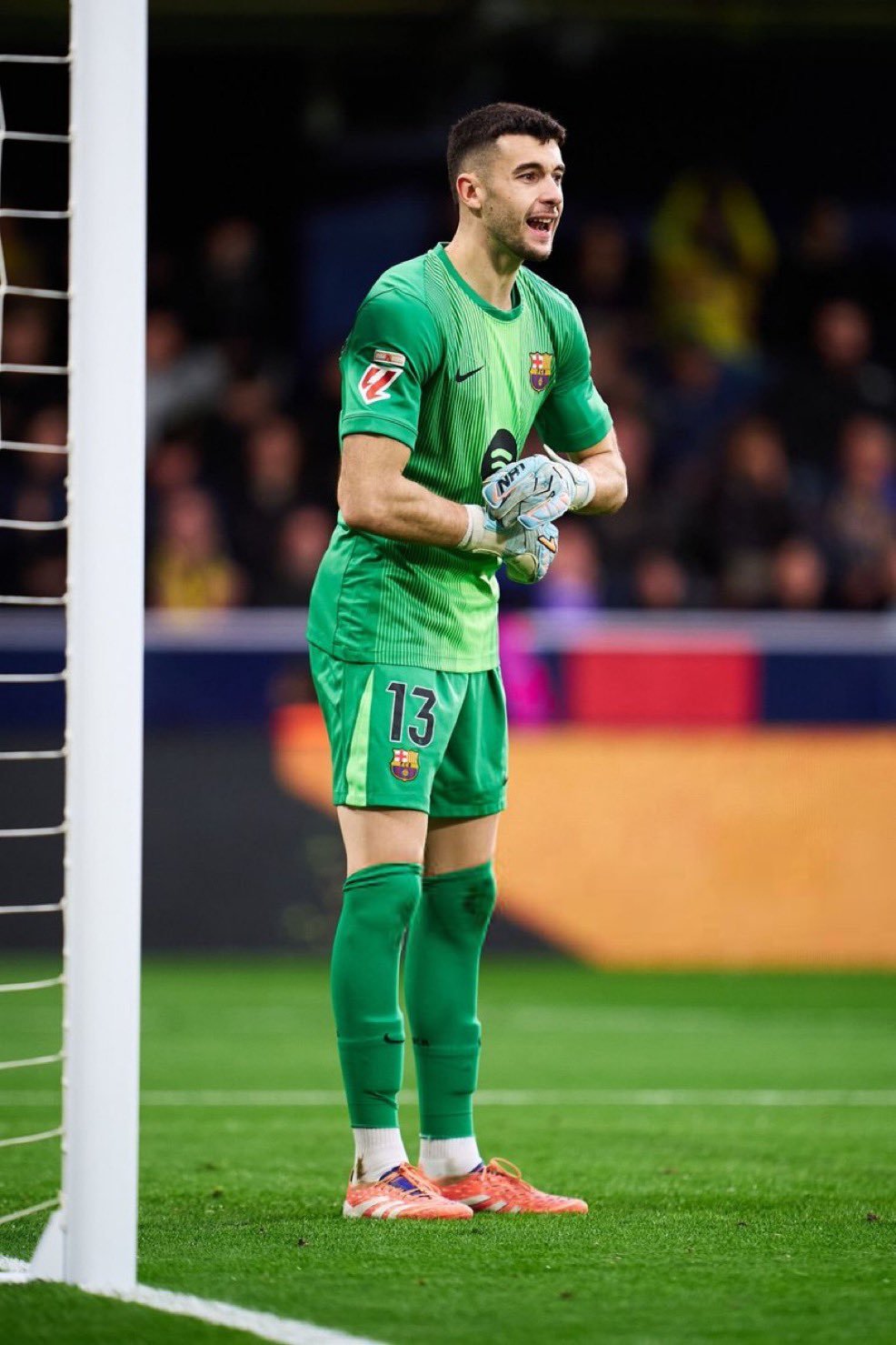 西班牙人队将在球场球门柱后安装防护网，以防止球迷在下个月对阵巴塞罗那的比赛中向胡