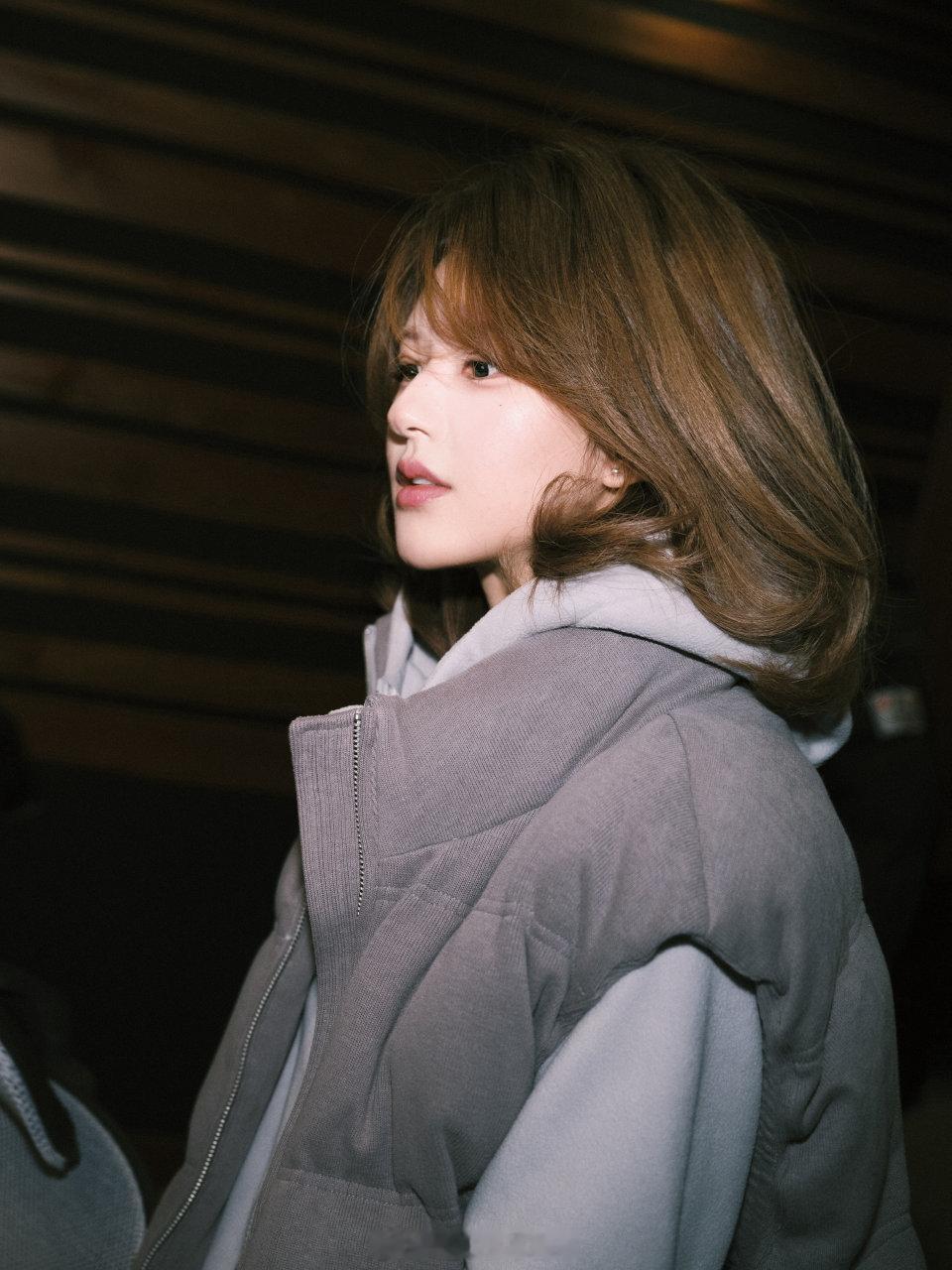 赵露思工作室发了她准备演唱会时工作的照片，认真努力的露思更美了