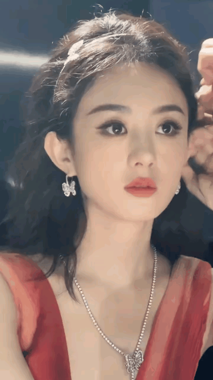 赵丽颖的美独具一格，骨相之美堪称一绝。她这纯天然的美，经得起时光的雕琢。随着年岁