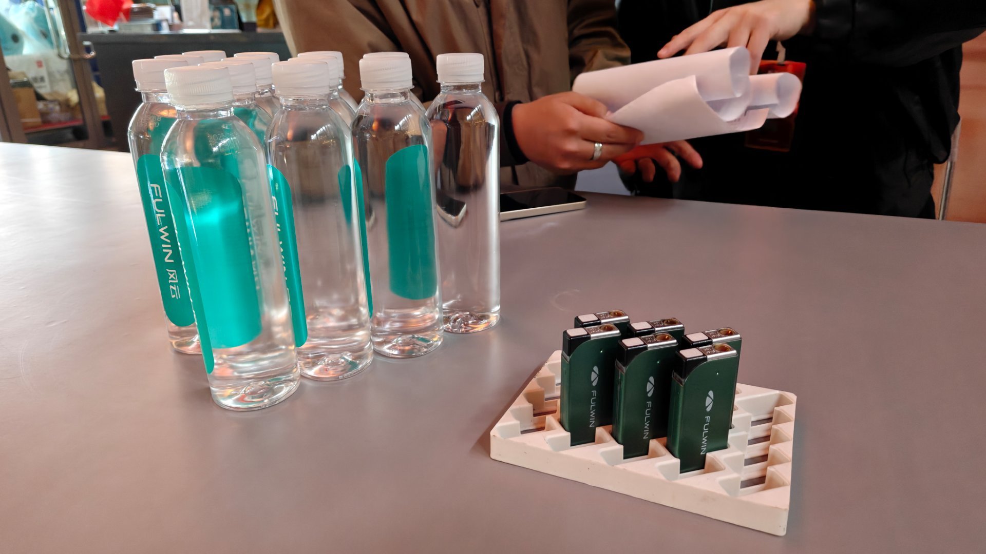 不得步表扬一下风云汽车的细致多少年了！我都没见过给媒体准备打火机的了这个对抽烟的