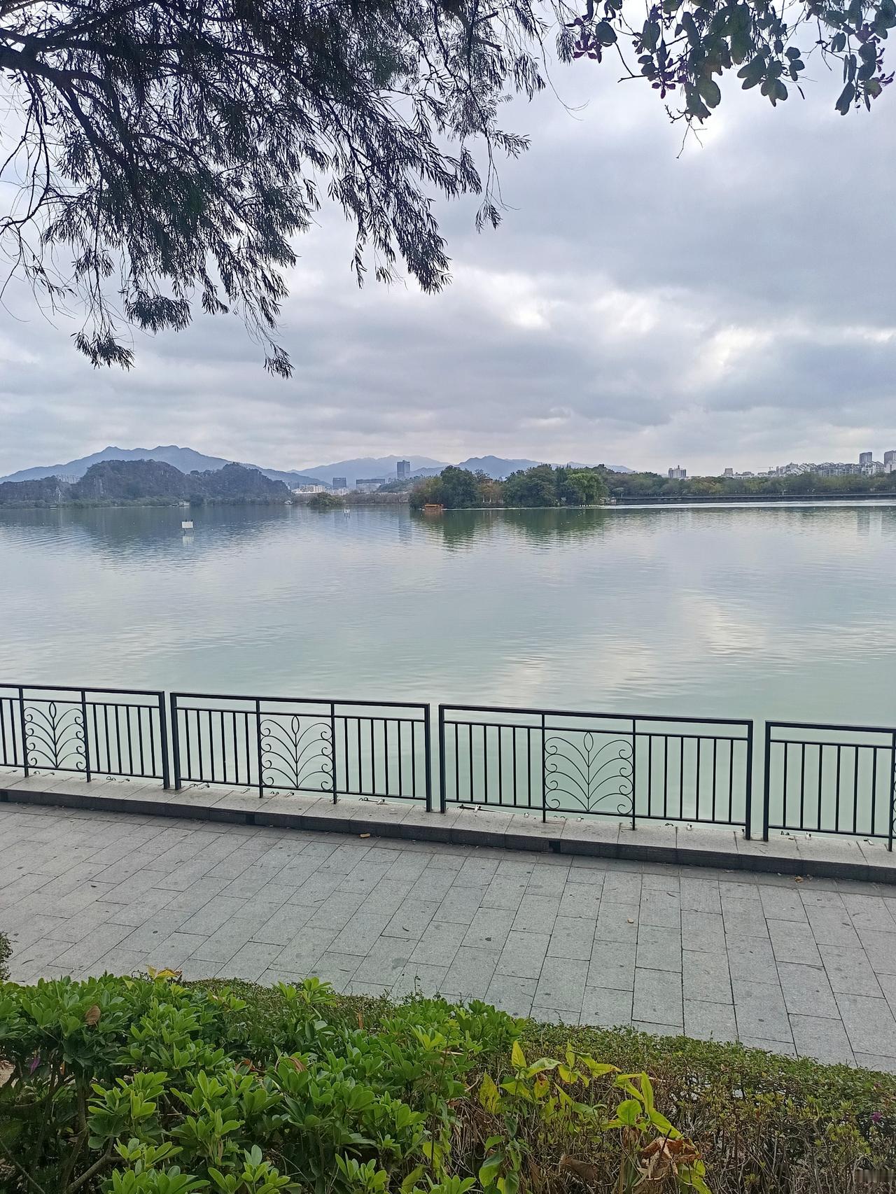 肇庆
这个拥有两个5a级风景区七星岩和鼎湖山的地方
还是退出5A级风景区吧！
