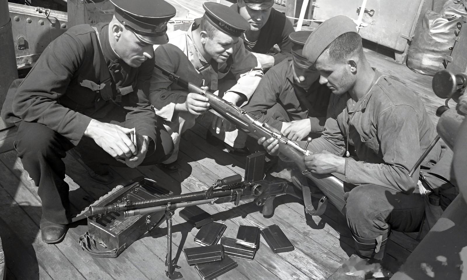 1941年一名苏联海军步兵在敖德萨训练黑海舰队水兵使用捷克制造的7.92毫米Vz