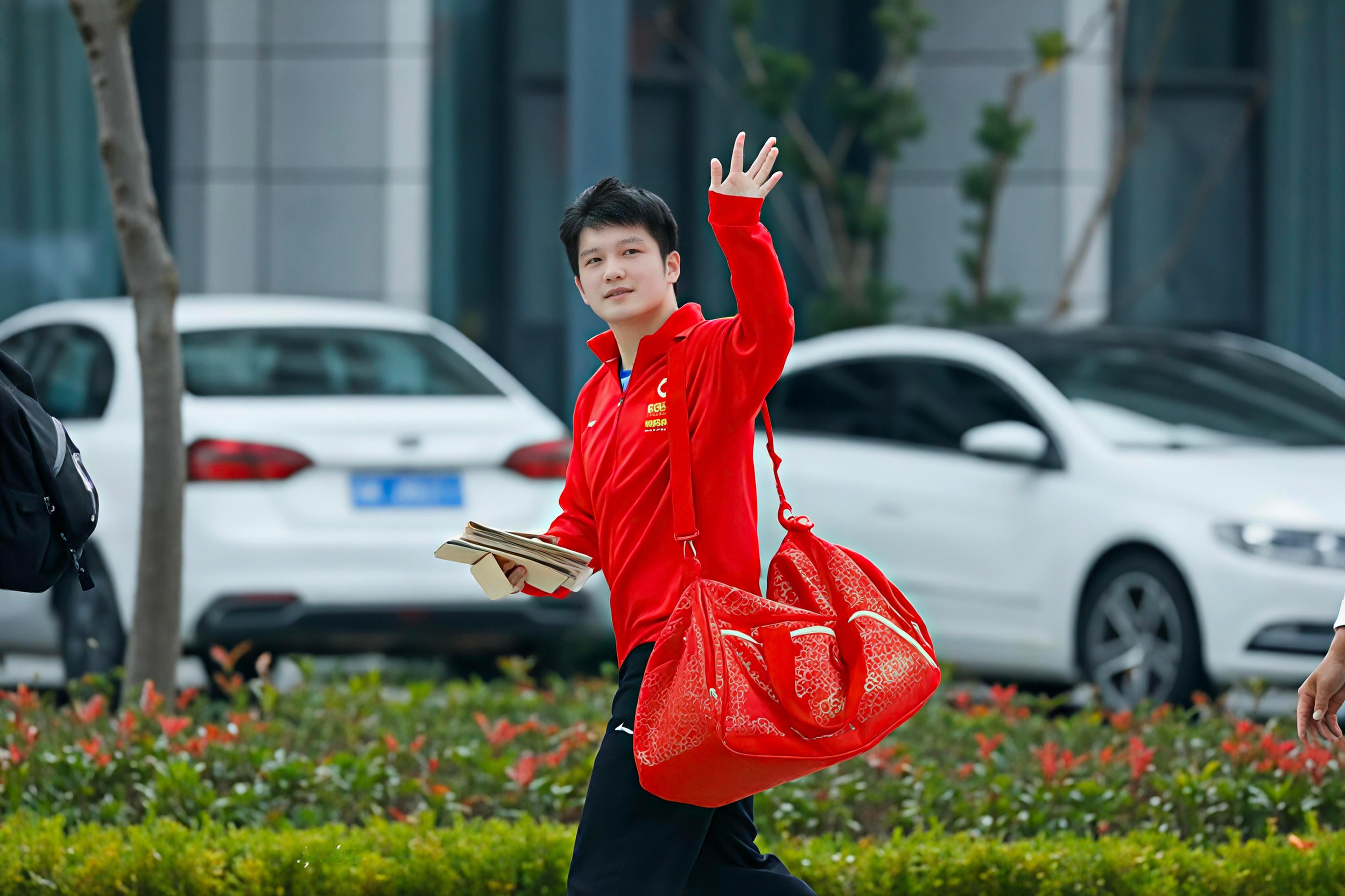 完美的定格:挥手👋🏻信件✉️飘逸发丝。 