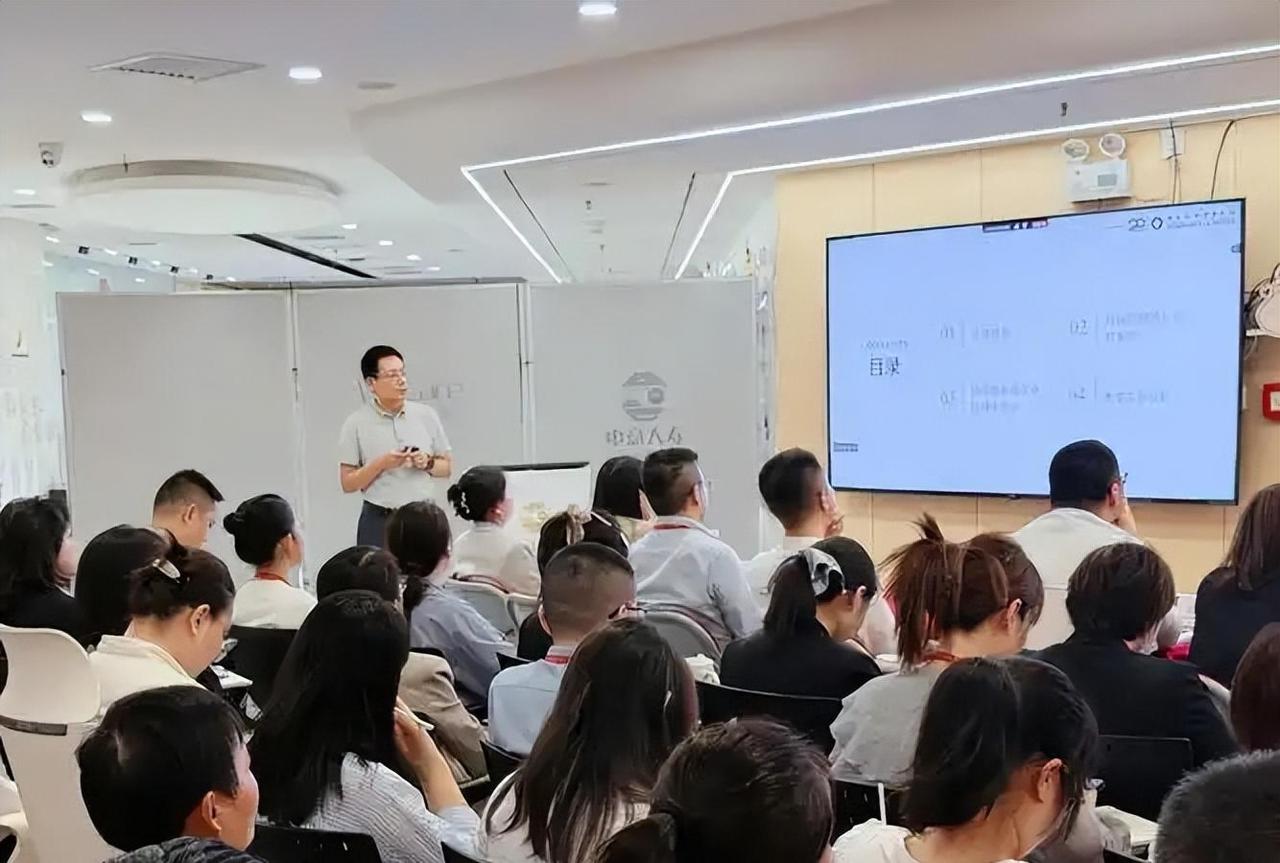 700万保险人退场，不是行业凉了，是旧玩法先垮了

曾经挤破头的保险业，这几年像