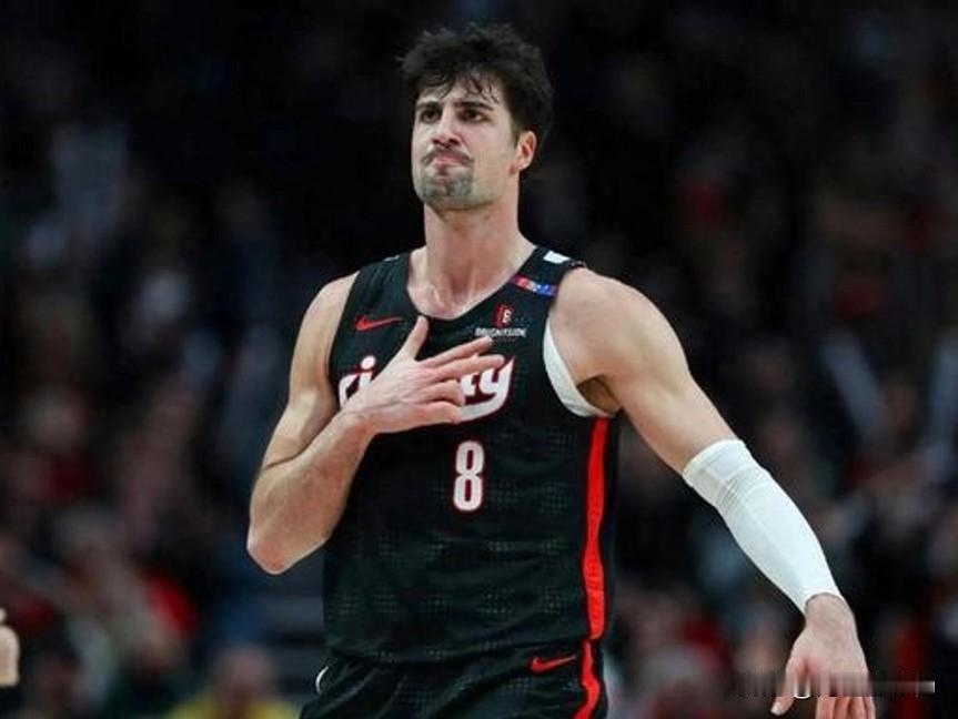 谁能想到，开拓者用布罗格登加四个选秀权的“零钱套餐”，竟淘到了联盟最划算的建队核