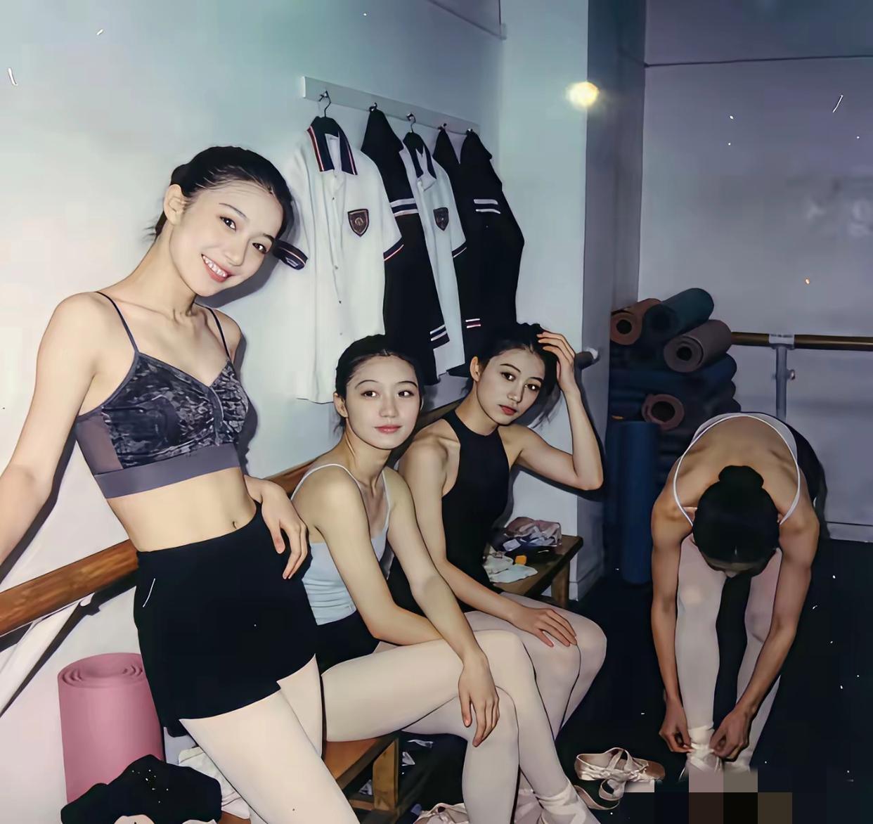 九十年代末、2000年前后的舞蹈女孩，自带纯天然的美感，没有过度妆容，气质干净又