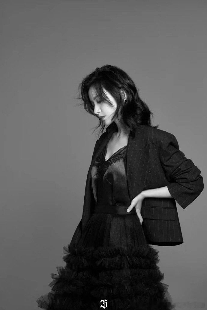 施诗 in MonochromaticXu 2018A/W 黑色大擺裙Thx：​