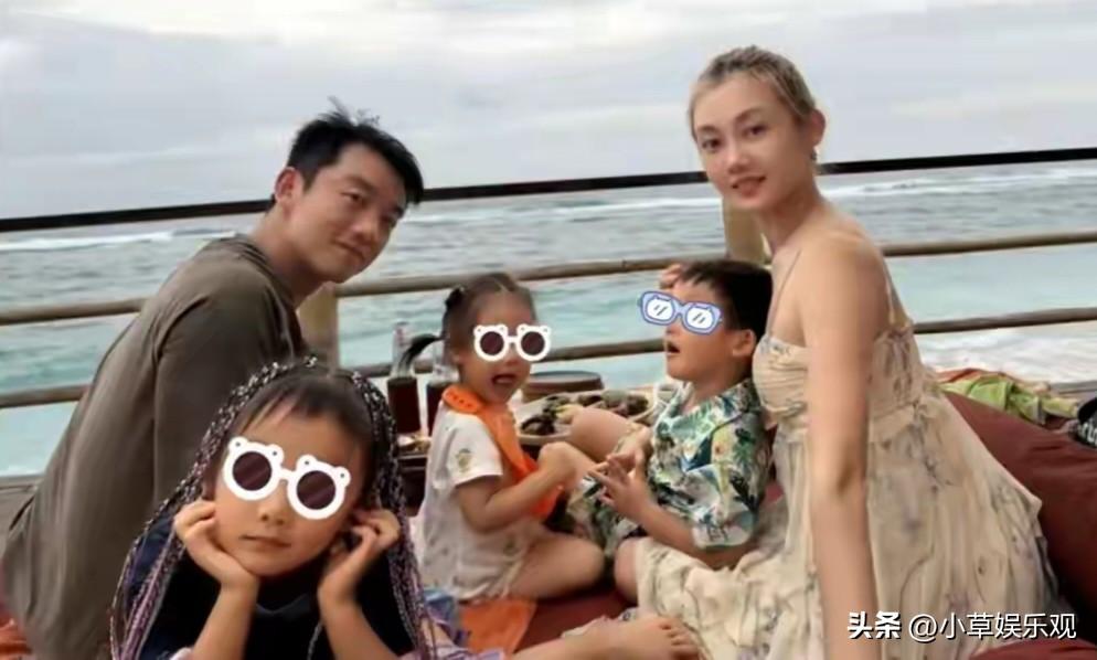 郑恺苗苗首次公开一家五口同框照郑恺苗苗一家五口同框照公开，特别戳我的不是温馨画面