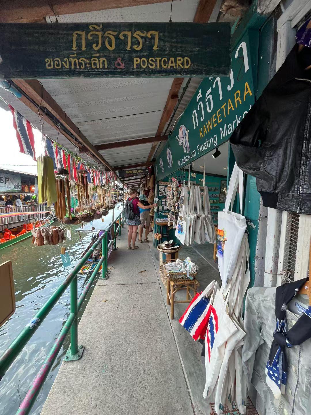 它就是个人造小水塘（人工湖），不是天然河/海/湖，也不是传统水上市场。
之所以火