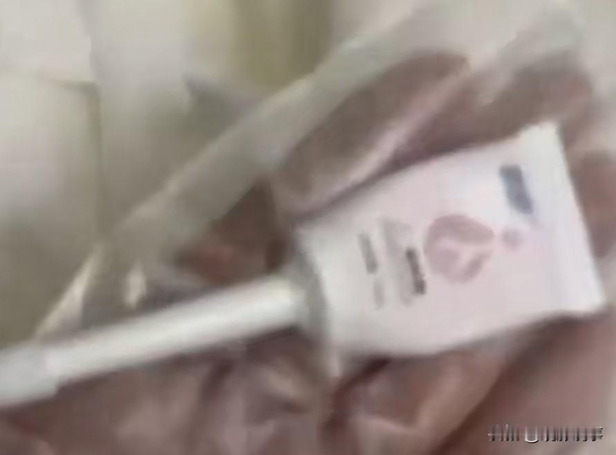 女子网购睡袍口袋里发现用过的妇炎洁。11月7日，消费者祝女士于淘宝店铺“pxfc