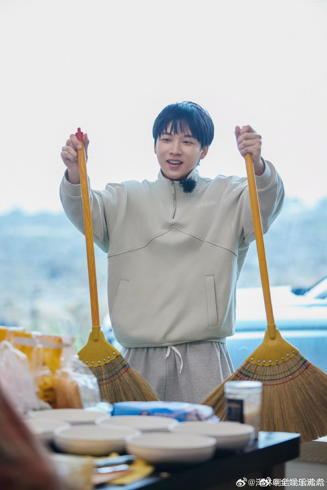 芒果主持人录综艺睡着亲爱的客栈看亲爱的客栈真的太像职场牛马日常了，吴泽林这季累到