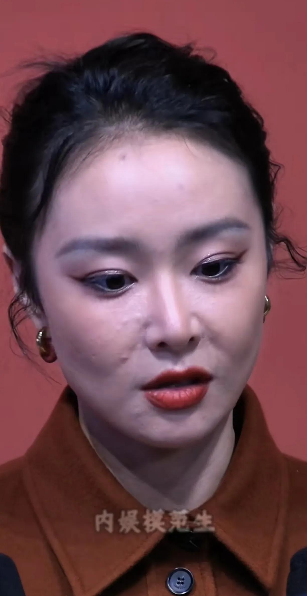 39岁的高叶，脸上的痘痘，化妆都遮不住，皮肤紧致，没有皱纹，年轻就是好看。
