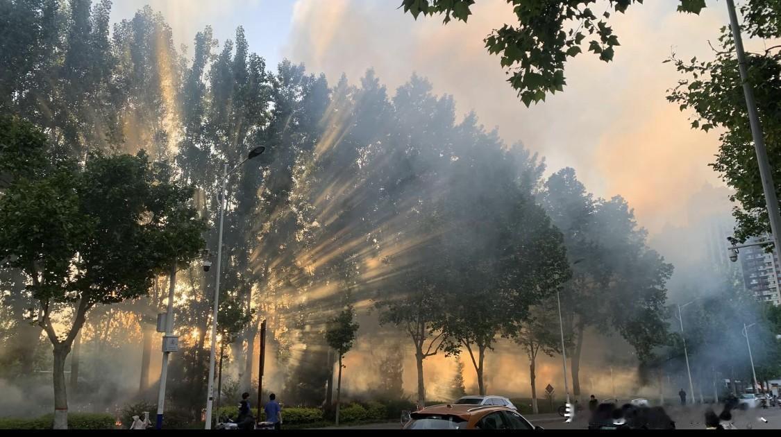 你看这张照片漂亮吗？
金光万丈、云雾升腾，自带一种神仙佛祖降临、佛光普照的震撼感