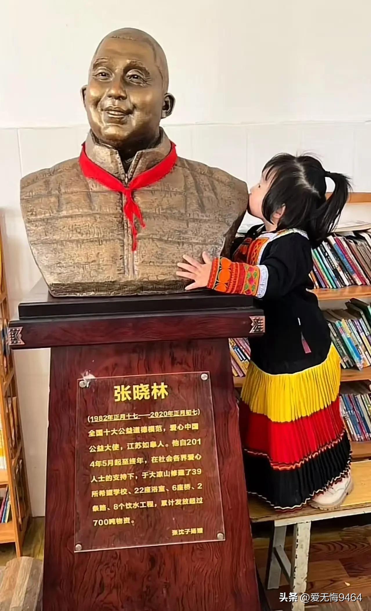 看哭了！3岁女童大凉山抱石像喊爸爸，游客笑完瞬间泪崩，真相太戳心
 
四川成都，