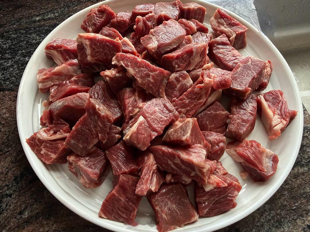 周六给娃慢炖一锅意式红酒牛肉，加上洋葱番茄胡萝卜芹菜土豆。用了整整两磅chuck