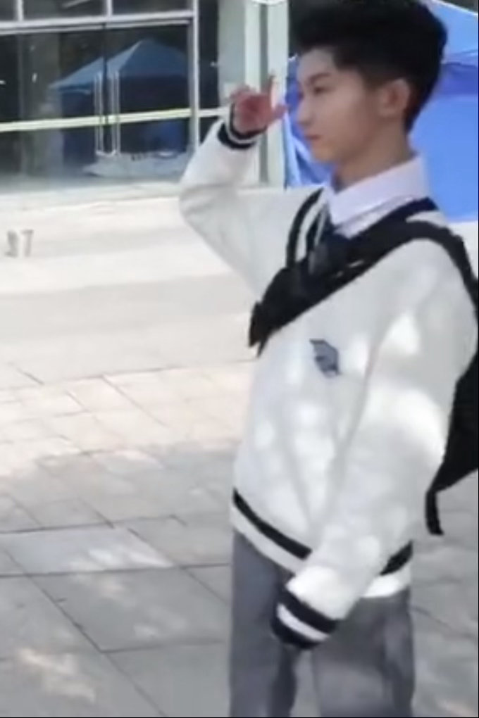 横横拍照好像个小学鸡 