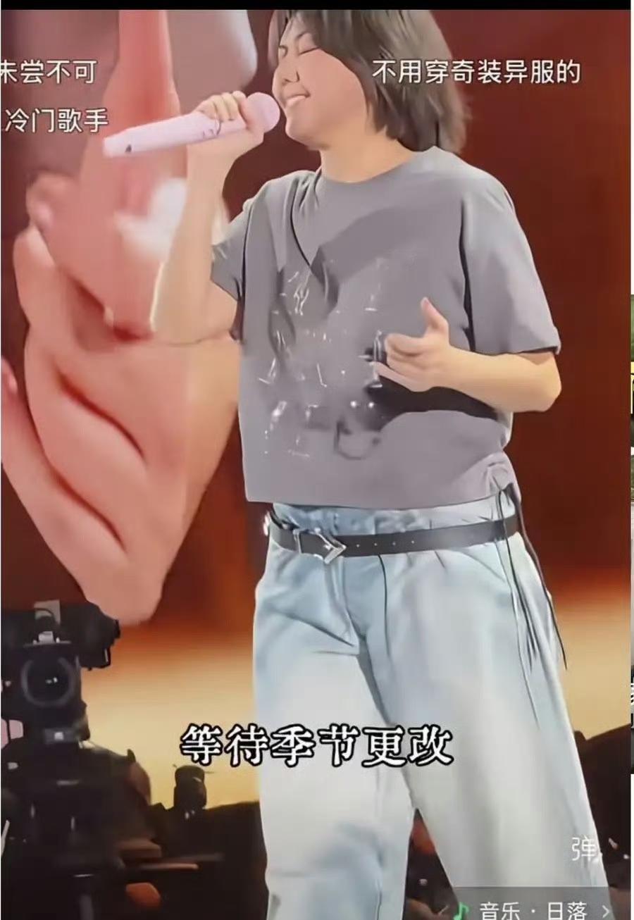 孙燕姿是怎么回事？
胖没啥，胖了请不起造型师了？还是得罪造型师了？ ​​​

刚