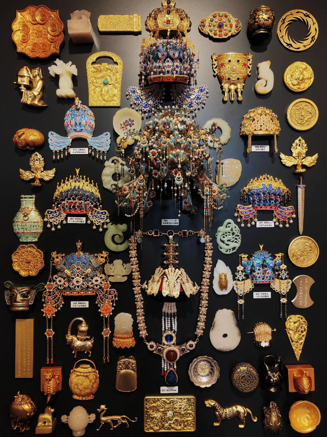 金生丽水，玉出昆冈。当隋唐萧皇后凤冠的珠光与明孝靖皇后十二龙九凤冠的金玉交织，当