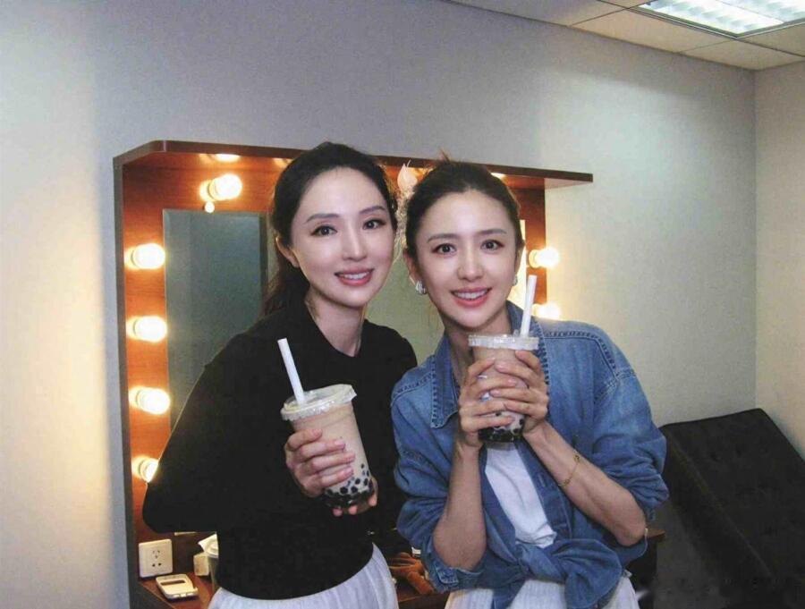 佟丽娅和董璇一起喝秋天的第一杯奶茶！她俩长得还挺像，像亲姐俩 