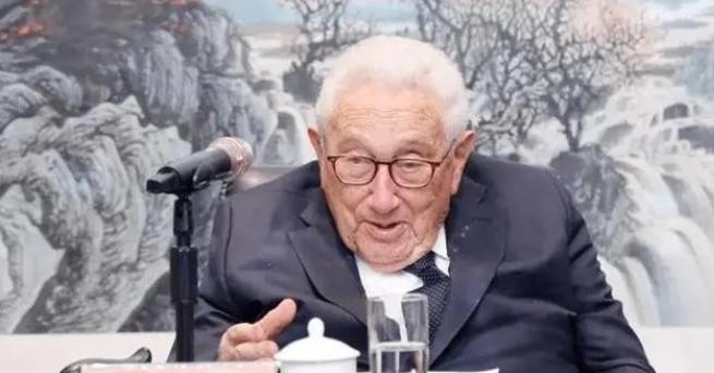 基辛格称：俄乌最先耗干的不是俄乌美，而是一个意想不到的国家？

麻烦看官老爷们右