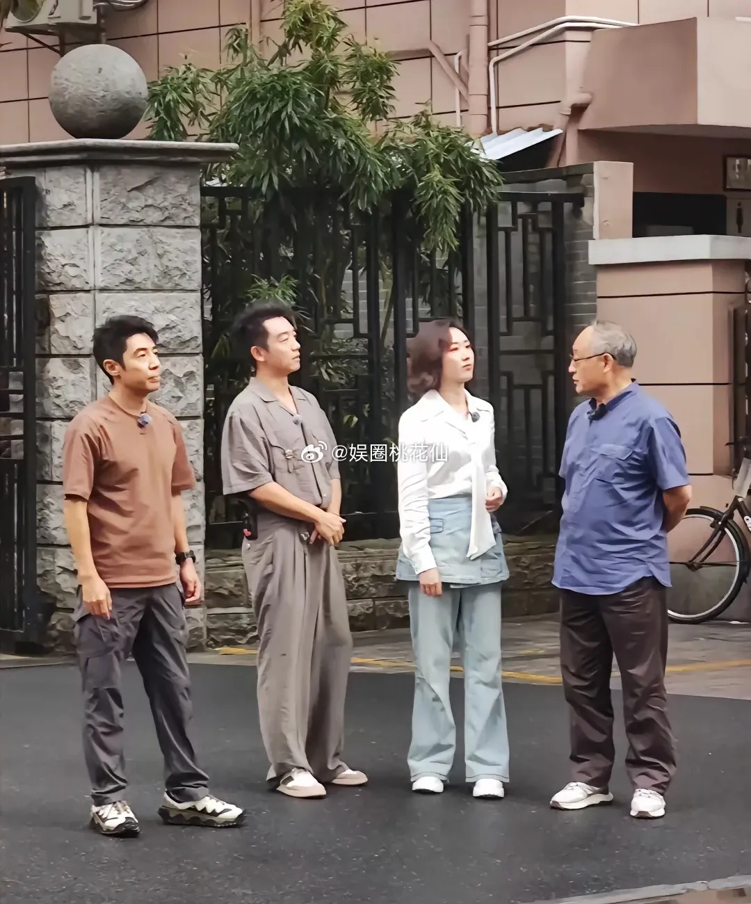 撒贝宁是娱乐圈里为数不多的能让郑恺在身高上有自信的人，官方身高1.78的郑恺碰到
