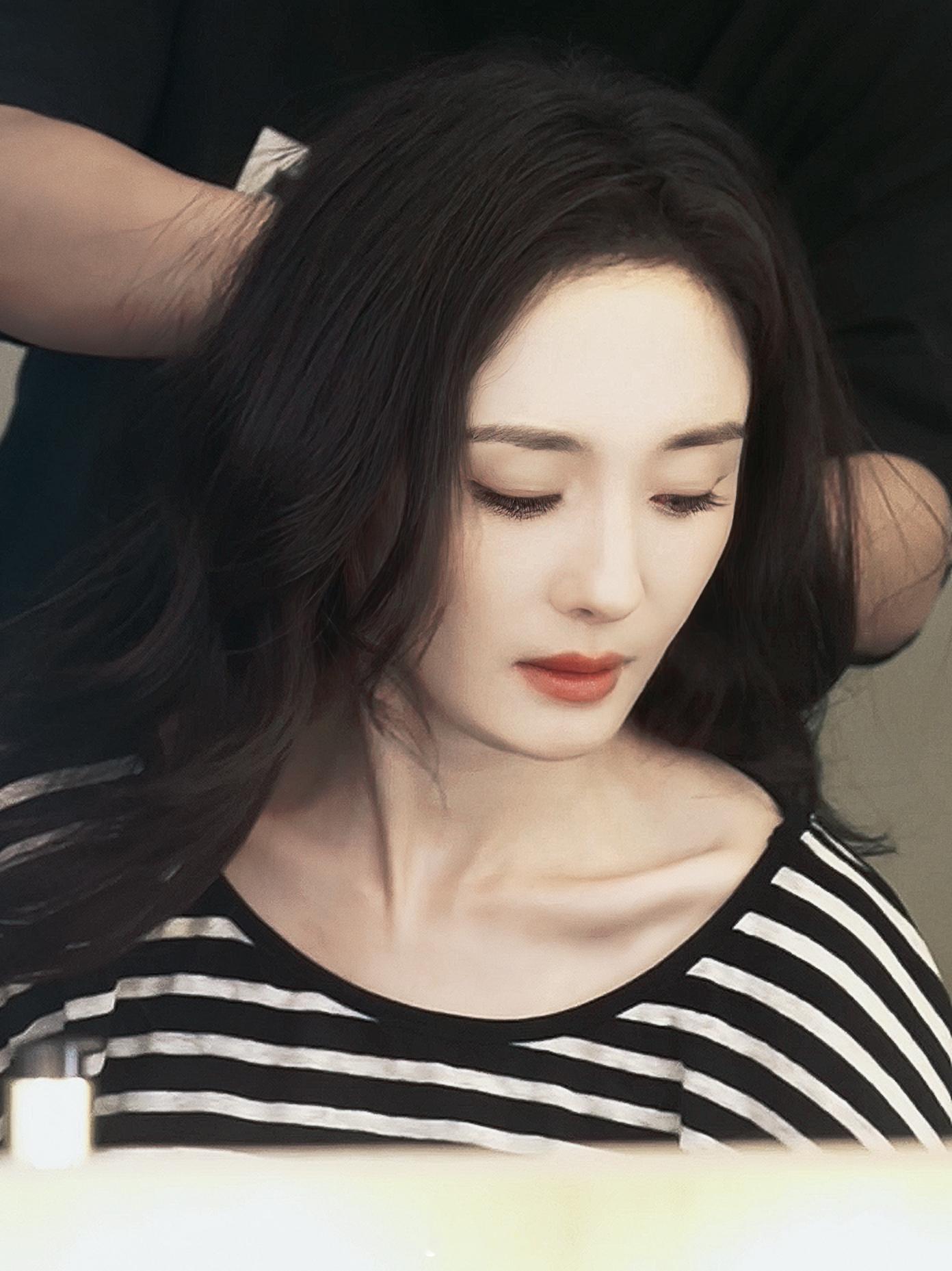 #杨幂# 她照镜子的时候 真的不会爱上自己的脸吗 ​​​