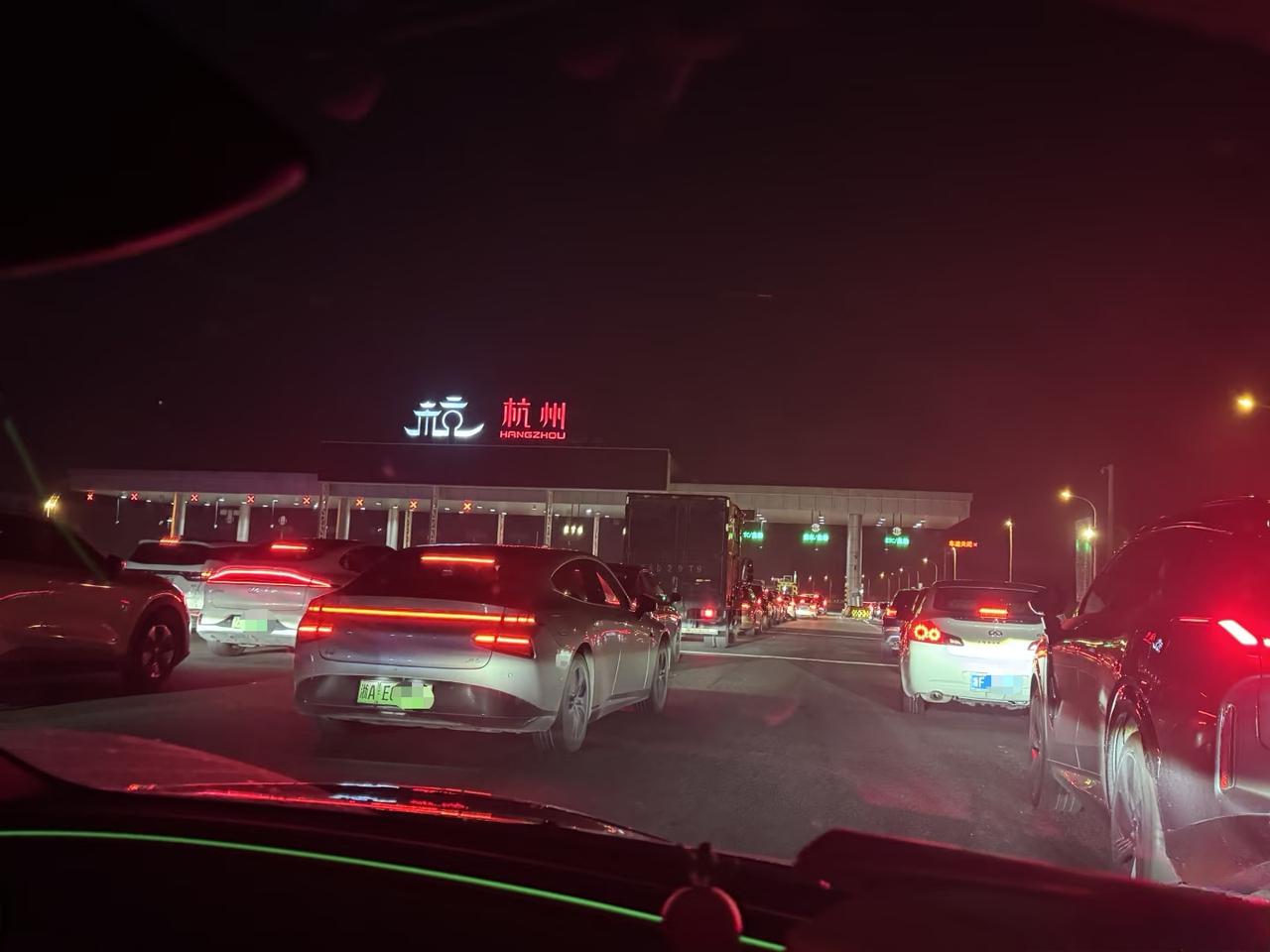 小聪明用错地方了！浙江，一网友在网上吐槽，元旦前开车回老家过节，结果突然想到是新