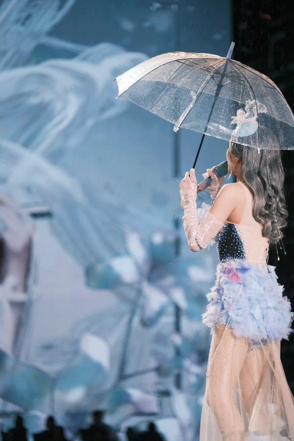 #张韶涵大雨中笑着唱淋雨一直走# 这个现场非常的好情绪价值已经拉满了 ​​​