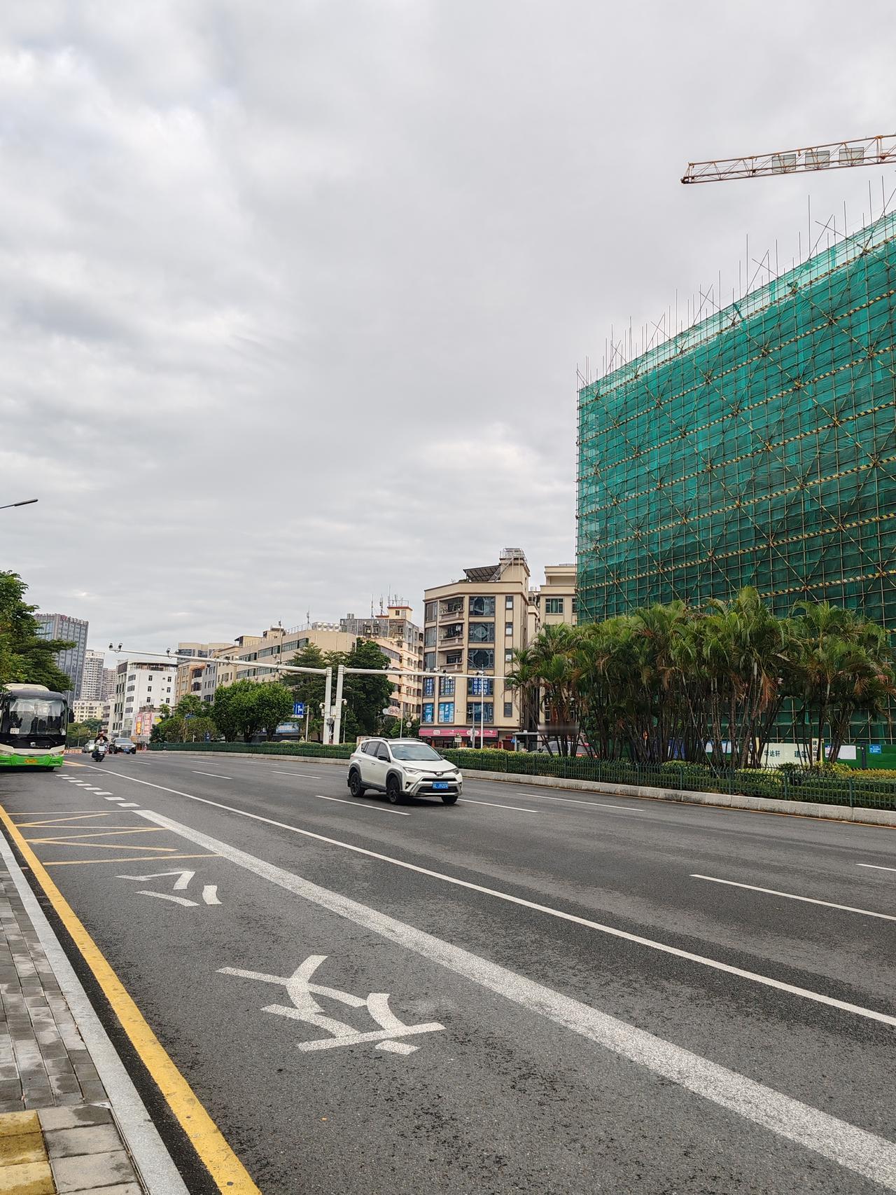 惠州的小产权房可以买吗?现在买还是要慎重。主要是现在有产权的房子价格也不高，比高