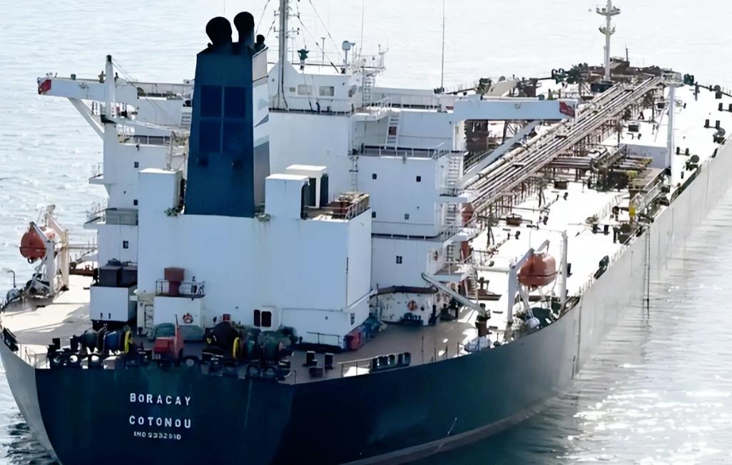 俄罗斯“海马”号油轮满载着委内瑞拉的 “救命石脑油”刚要靠岸，美国“斯托克代尔”