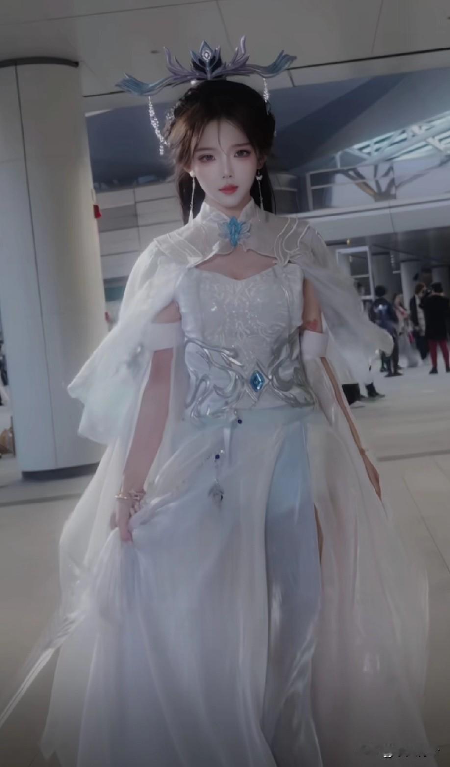 我们常把“懂得多”视为成长，却未察觉它悄然在我们与世界间划下透明的墙。

年轻时