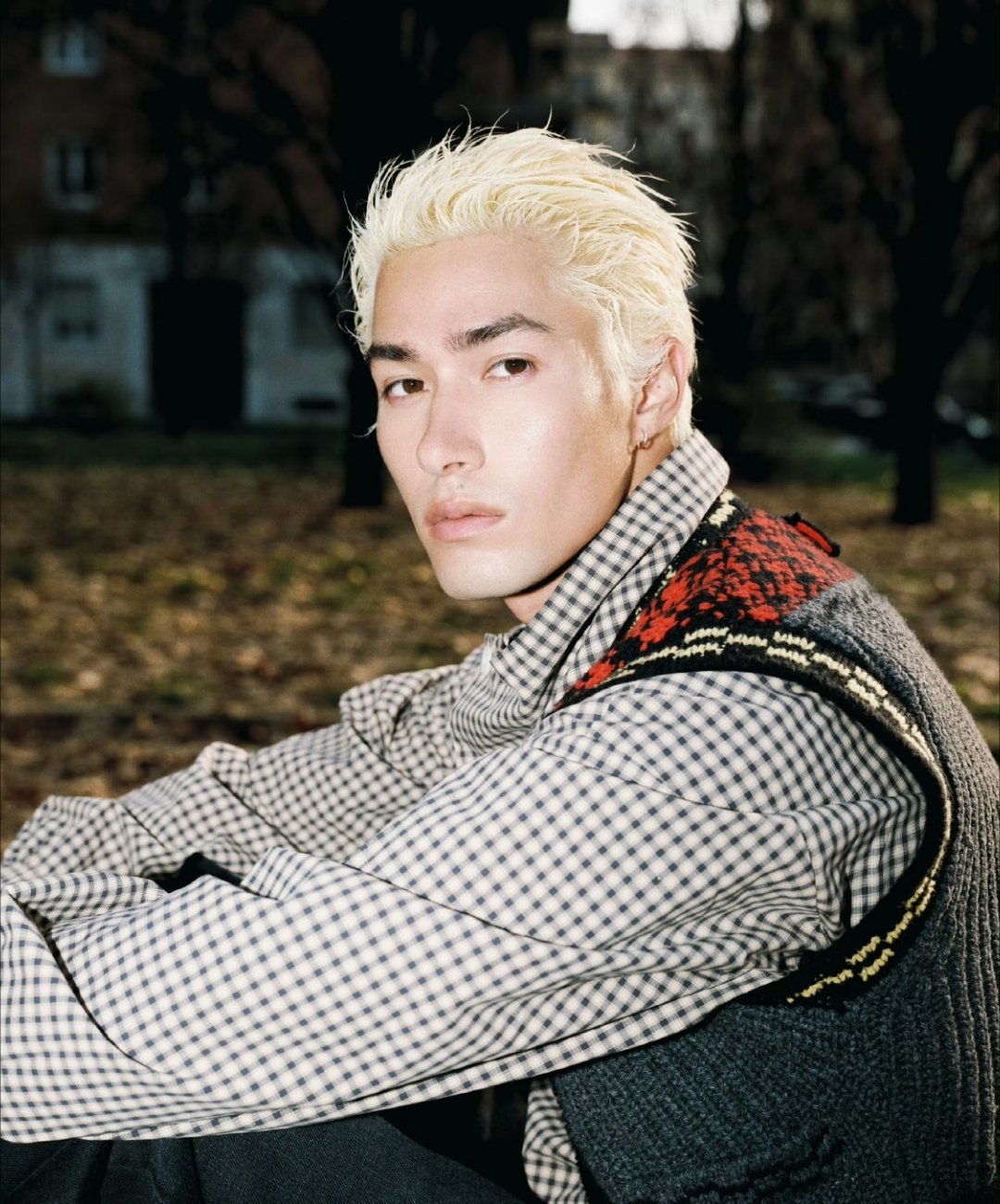 米卡的时尚赛道都到赛车了这跨界玩得真溜！从舞台直接飙到赛道，太酷了。穿上赛车服那