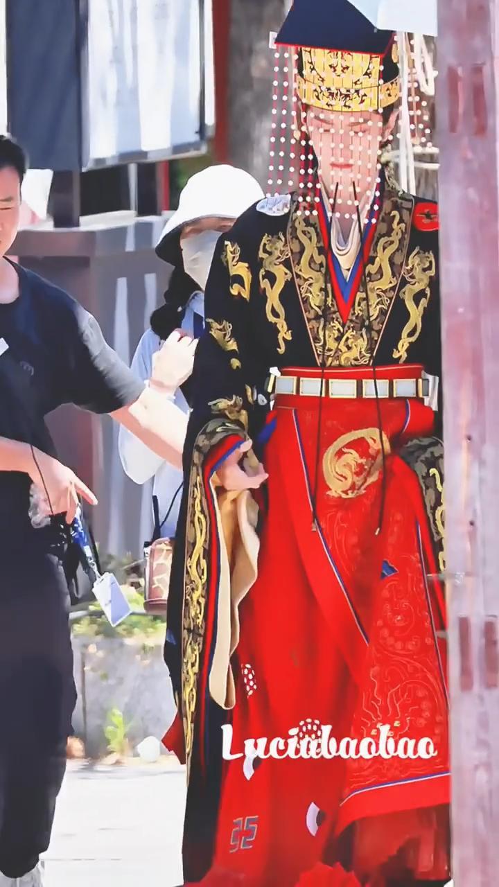 陈哲远英寡帝王造型，你懂什么是不怒自威具象化。。 ​​​