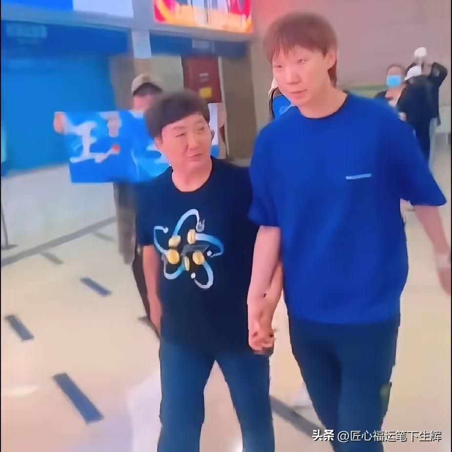 每位优秀运动员背后都有伟大家人，王曼昱的母亲田艳菊令人敬佩。
 
王曼昱5岁练乒