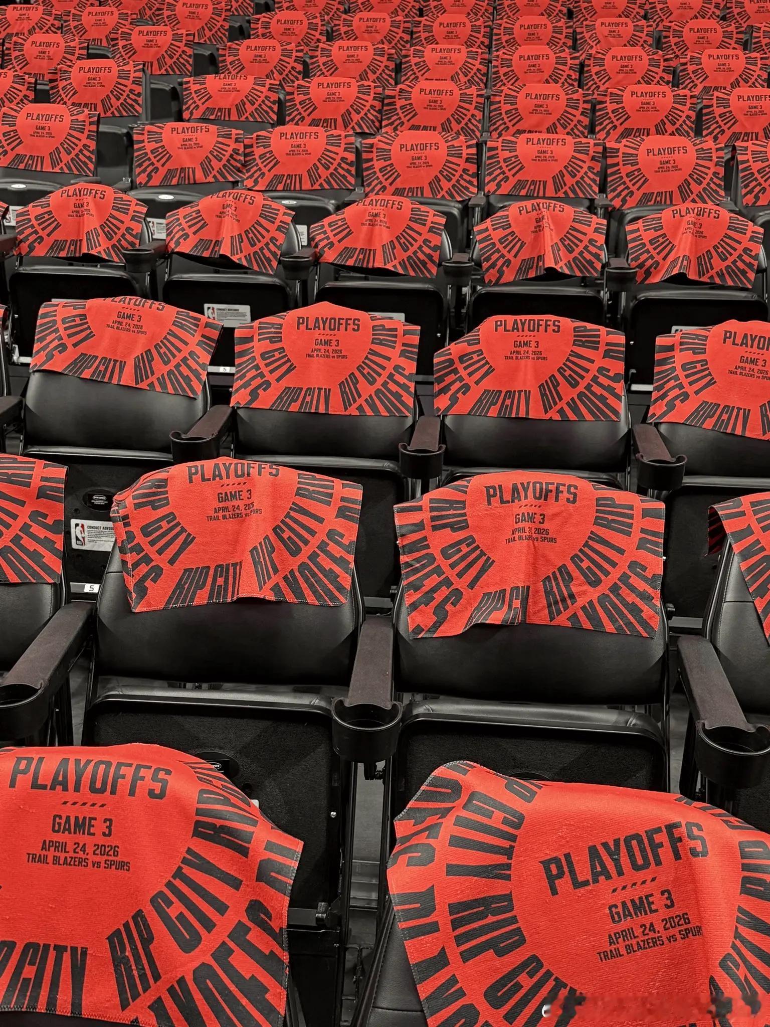 主场加油啊开拓者G3主场为球迷发放季后赛主题毛巾，此前开拓者总裁曾表示不会发放助