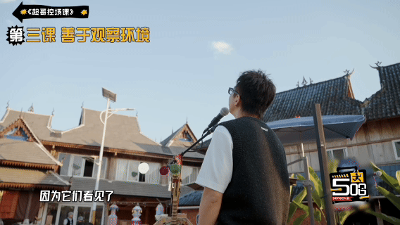 邓超大大方方的满分男哈哈哈哈哈 他不只是演员，更是聚会气氛担当，主动唱歌拉小朋友